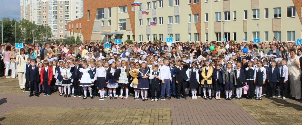 В школе № 57 Калининграда прошла линейка, посвященная Дню знаний