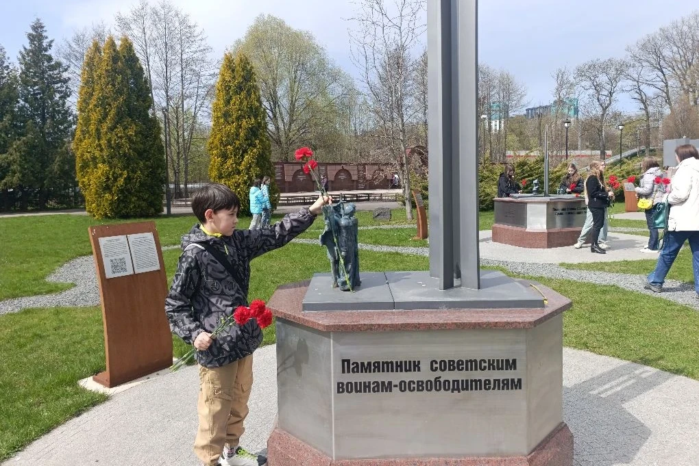 Дорогами Янтарного края: калининградские школьники почтили память жертв геноцида  Ученики 6 калининг