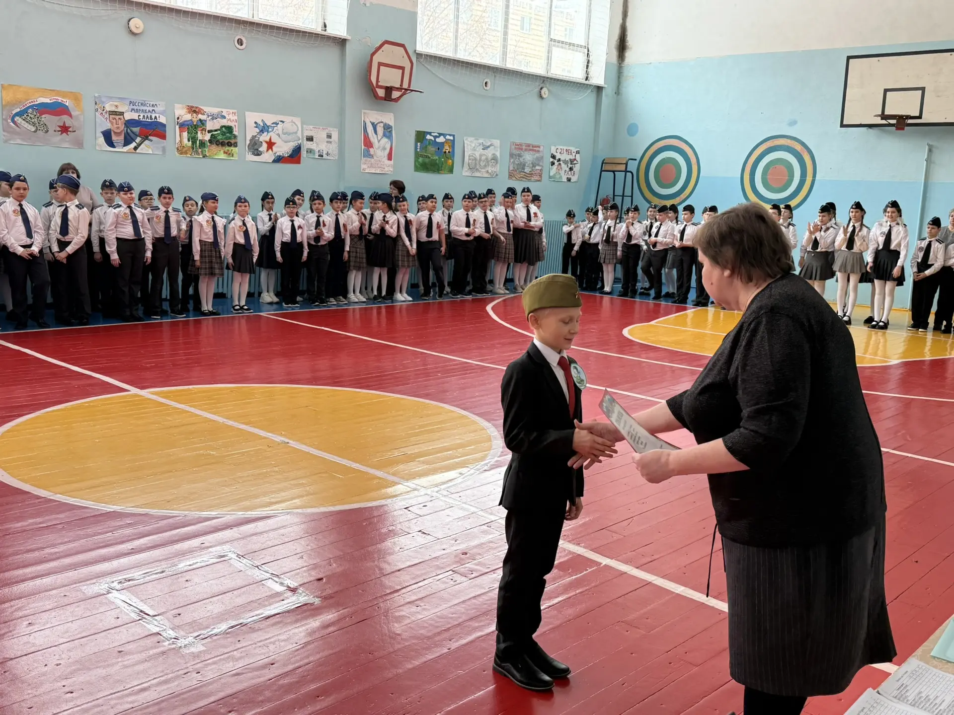 3-4 классы блестяще выступили на смотре строя и песни! Ровный строй, чистое пение и отличный командн