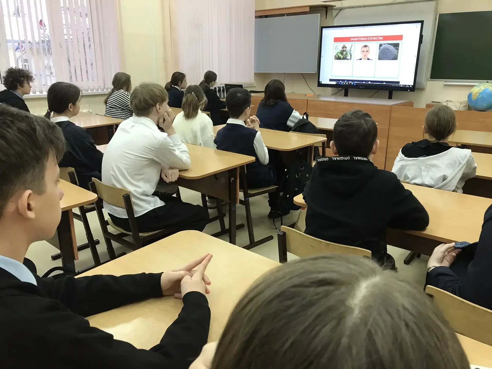 🇷🇺 Утро понедельника, 16 февраля, в нашем лицее началось с традиции: торжественная линейка, вынос фл