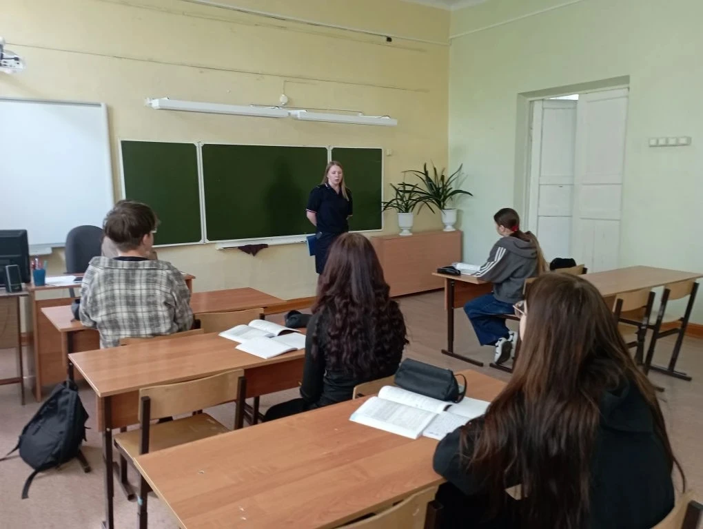 Учебный год завершен. Впереди летние каникулы! В преддверии каникул в школе побывала инспектор ОДН с