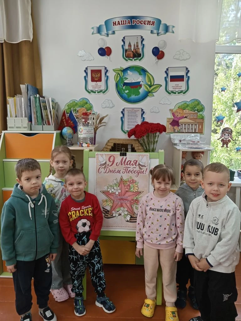 В рамках акции "100 дней до Победы" воспитанники детского сада №31 изготовили стенгазету "Помним... 
