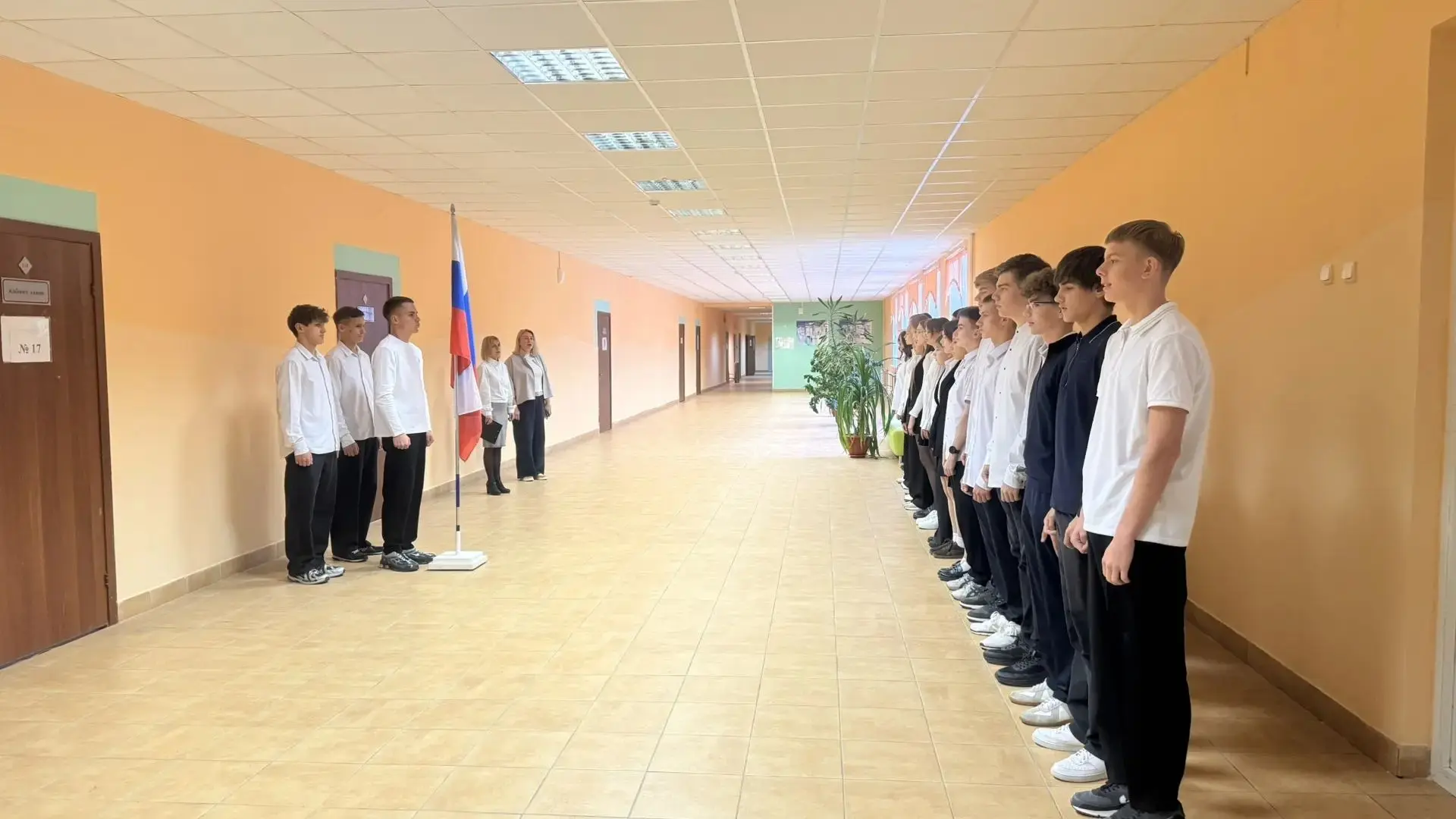 🎓Учебная неделя традиционно началась с торжественной линейки, церемонии выноса Государ...
