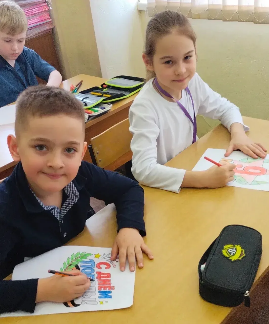 В Домодедовской школе №1 прошел творческий марафон памяти: юные художники зажгли «Салют Победы»  Обу