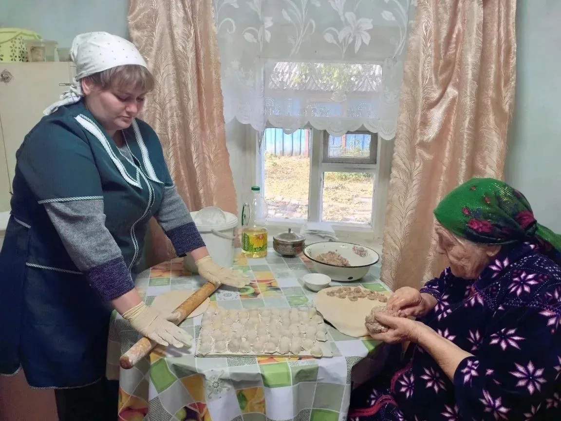 👩‍🍳 Помощь в приготовлении пищи — важная часть работы социального работника. 

И наши специалисты 