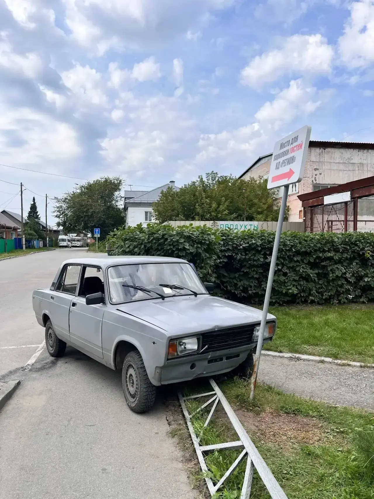 🚘 Подростки на угнанной машине врезались в столб в Барнауле