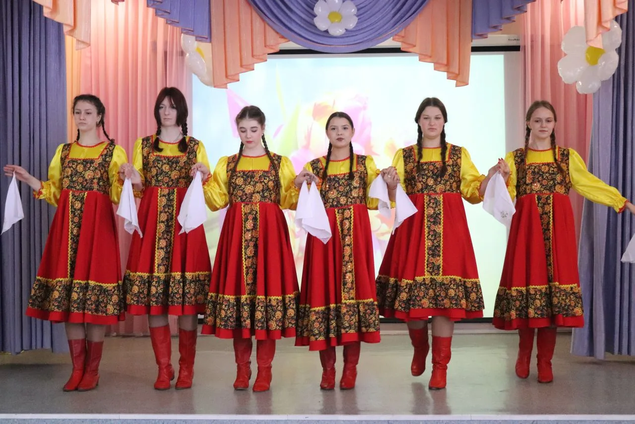 Улыбки, цветы и звуки весны 🎉🌸 В нашей школе прошел потрясающий весенний концерт, посвященный самому