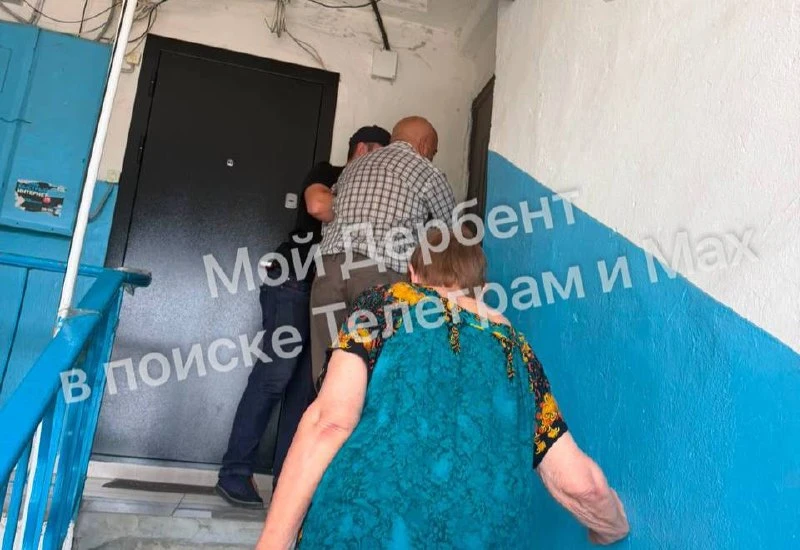 Сегодня днем , в такую жару , на ул Канделаки мужчине 78 лет стало плохо, потерял сознание , началис