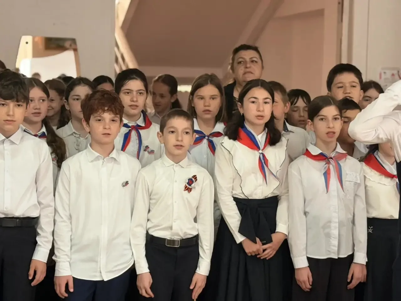 🗓️ Утро 25 мая в лицее по традиции началось с торжественной линейки, церемонии выноса Государственно