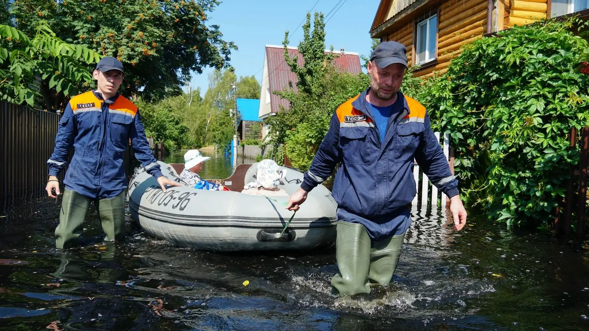 Работа спасателей в подтопленных районах Тюмени