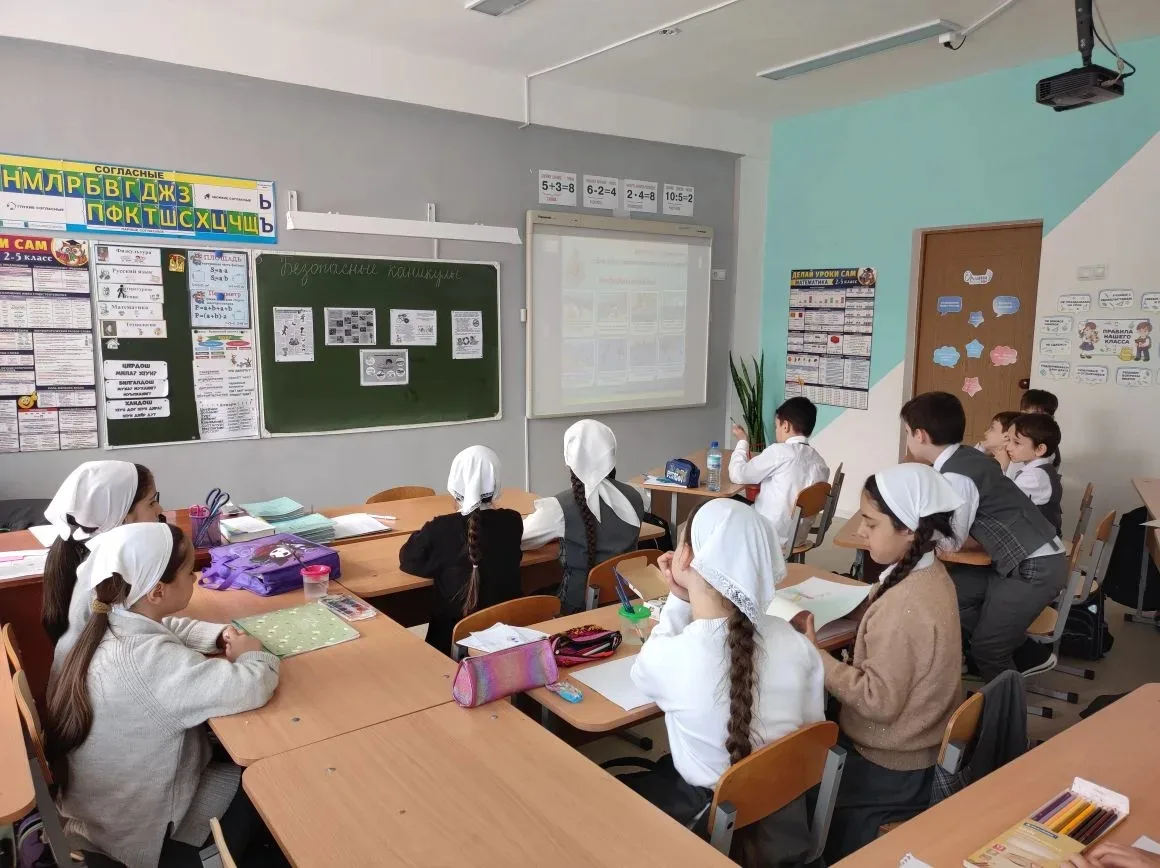 🏫В преддверии летних каникул в МБОУ «СОШ № 60» г. Грозного прошли классные часы и бесе...