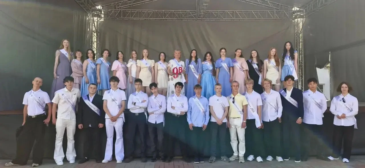 #Выпускники9В

🫶Это лето останется в нашей памяти навсегда!

🌟Экзамены, репетиции, выпускной, поез