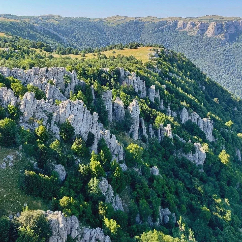 Перья Хапхала: вид на миллион и замирающее время

⛰ Своё название эти скалы-гребни получили не зря: 