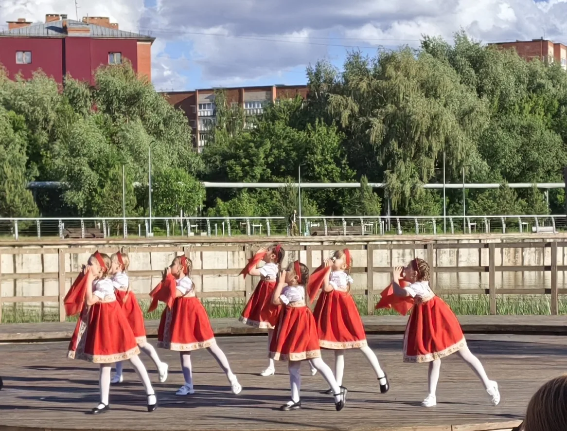 Выступление наших маленьких артистов с танцем "Весну звали" порадовало зрителей городск...