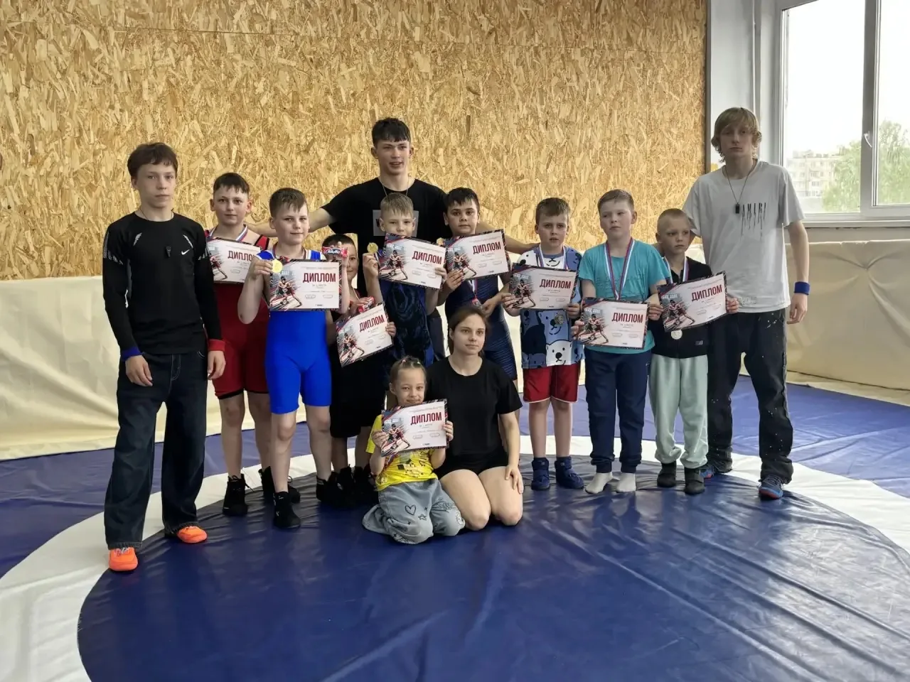 Сегодня в Тихвине прошли соревнования по вольной борьбе, посвященные великому празднику — Дню Победы