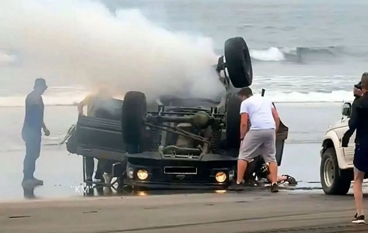 ⚡️На Курилах автомобиль с туристами упал на крышу во время дрифта на берегу моря

Внедорожник разбил