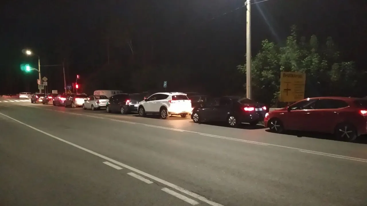 Порядка 15 машин до светофора