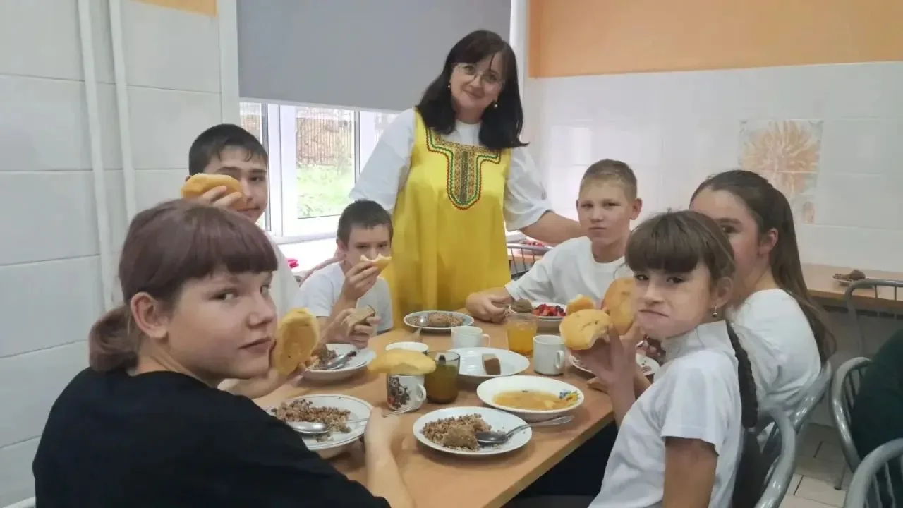 В преддверии Дня пожилого человека в нашей школе прошёл капустник