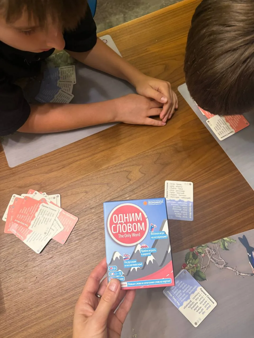 Из настолок, которые нам сейчас понравились — «Одним словом».