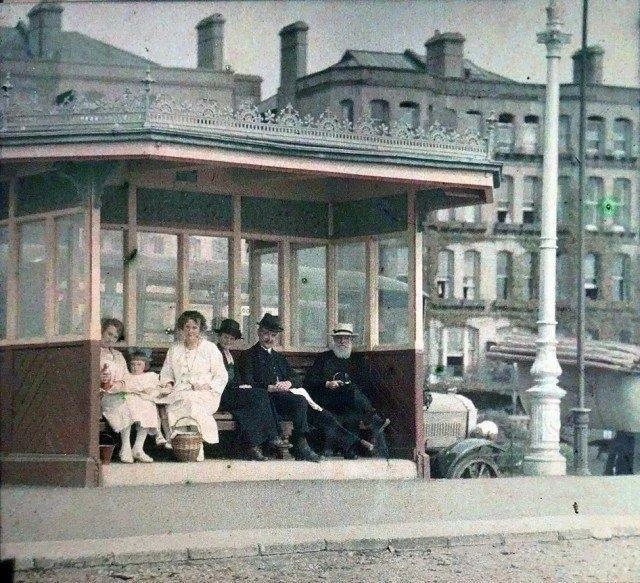 Автобусная остановка, 1920 год.