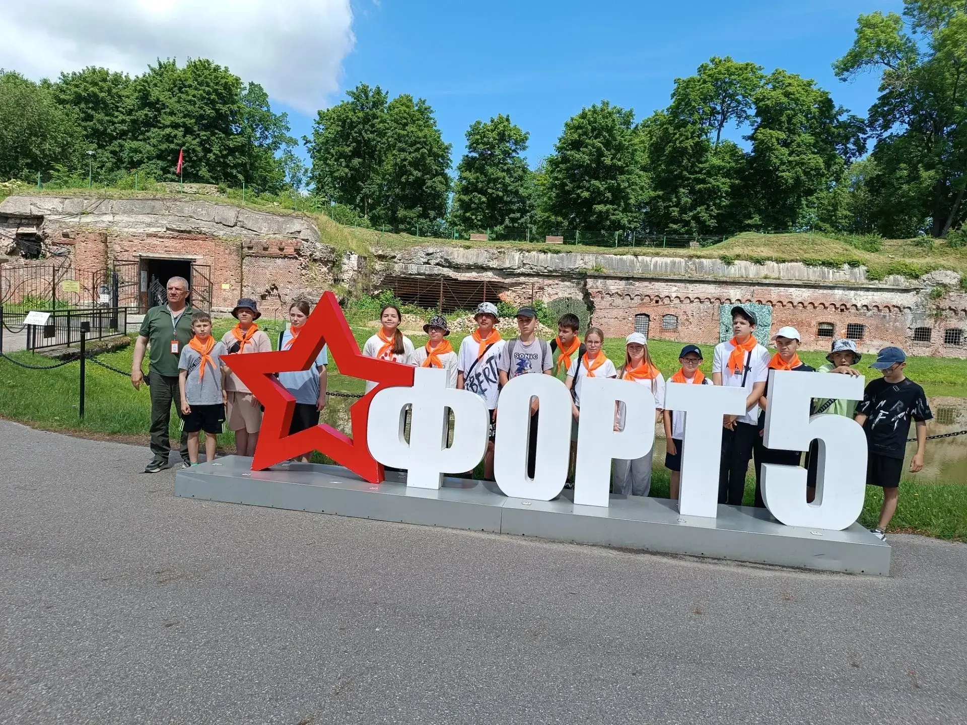 22 июня 11 отряд (корпус «Красная») пришкольного лагеря принял участие в трогательной акции «Зажги с