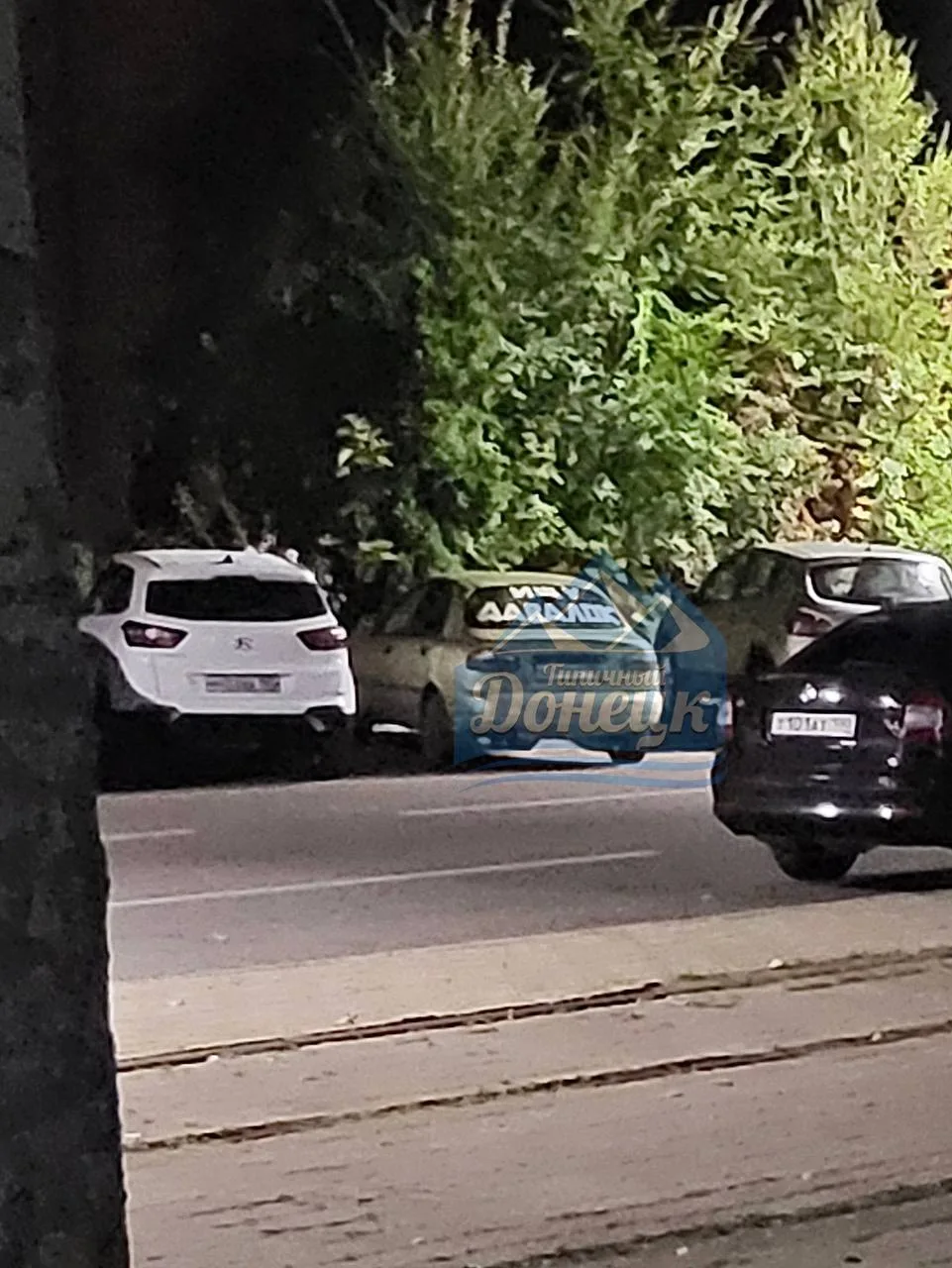 Просто объявление на машине в центре Донецка