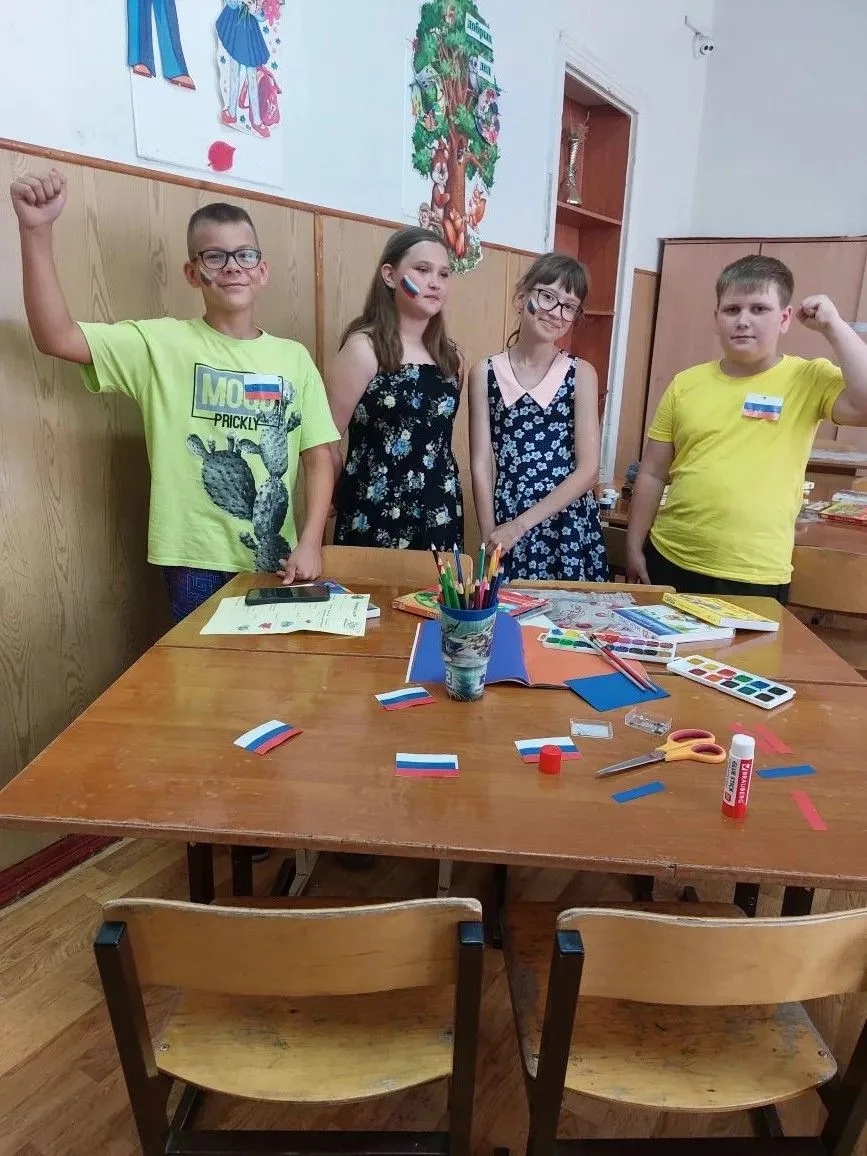 В рамках акции «Российский триколор», которая проходит с 5 по 12 июня, воспитанники нашего пришкольн