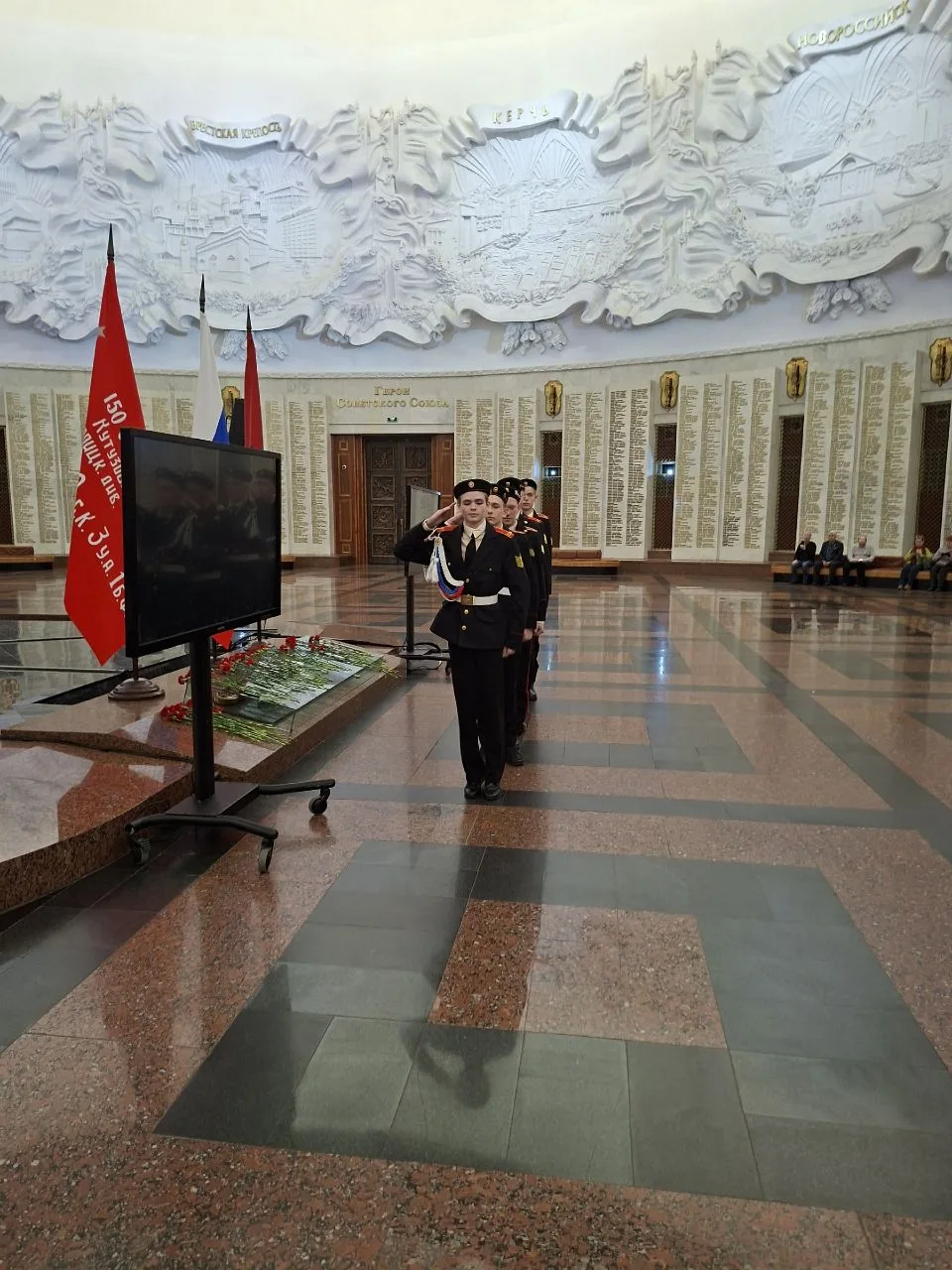 27 апреля кадеты МОУ Синьковской СОШ №1 почтили память героев в Музее Победы  Сегодняшний день стал 