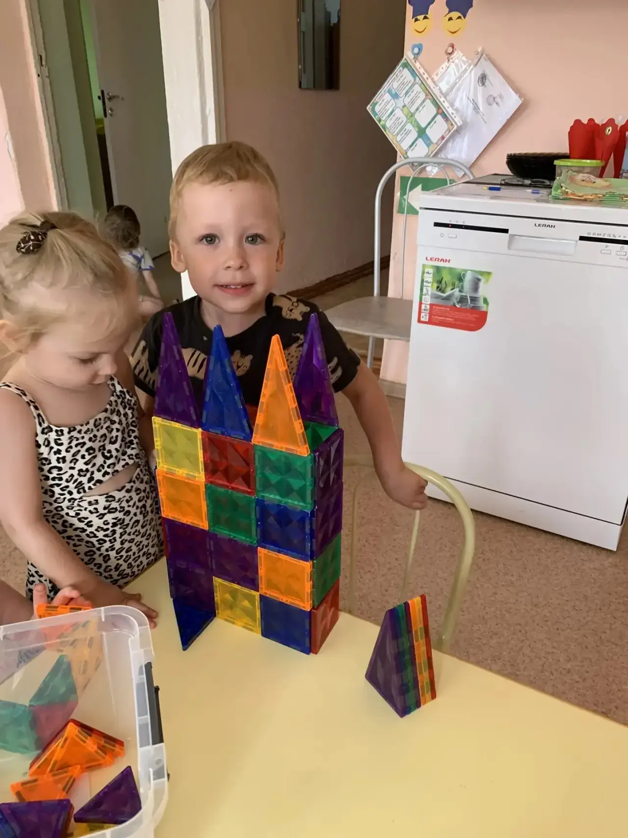 🏗️🏨Магниты и круглые детали — наше всё! 🧲🌸

Сегодня наши малыши 3–4 лет работали с двумя разными