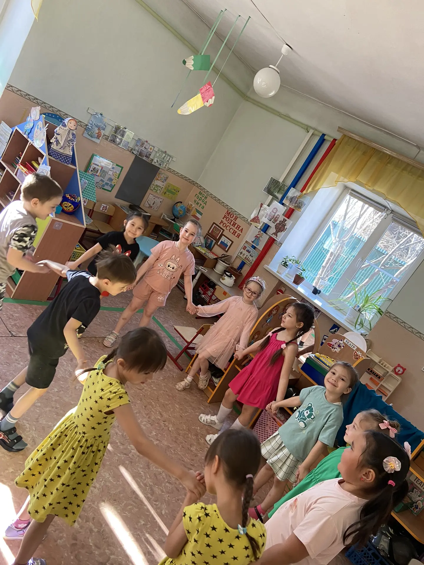 Старшая группа: «Цветные ладошки».