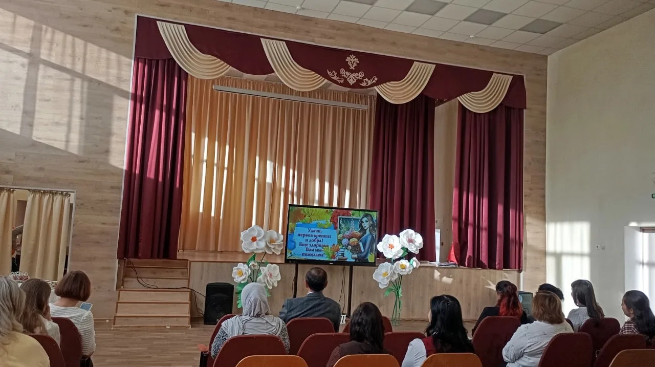 🍎 В Азнакаевском техникуме поздравили преподавателей