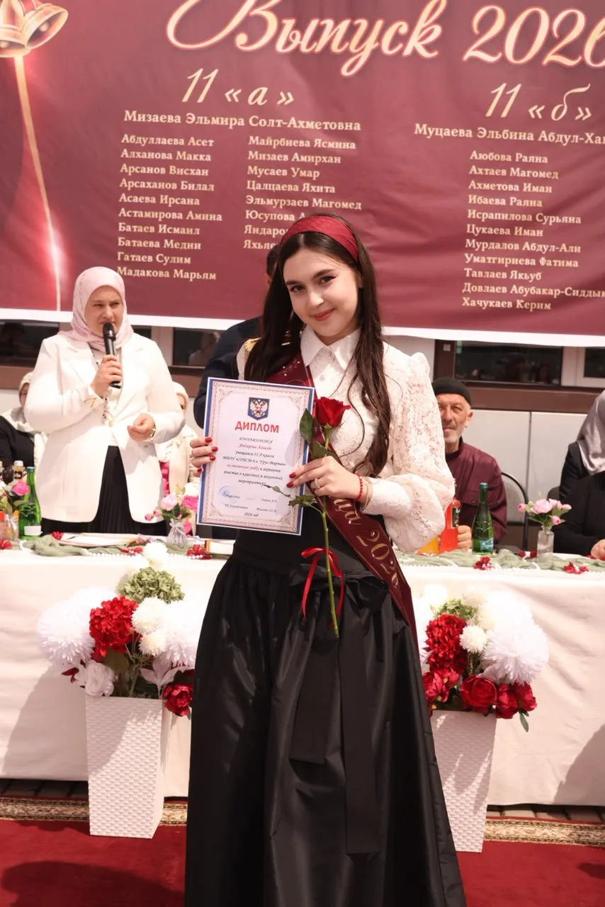 Яндарова Айшат Магомедовна выпускница МБОУ «СОШ6 г. Урус-Мартан» наша гордость, претендентка на золо
