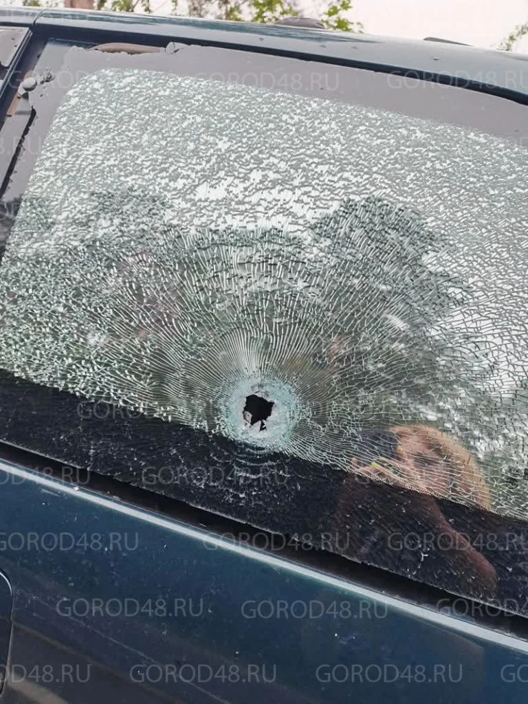 27 июля возле очистных сооружений на ЛТЗ был обстрелян минивен.

По данным GOROD48, в машине находил