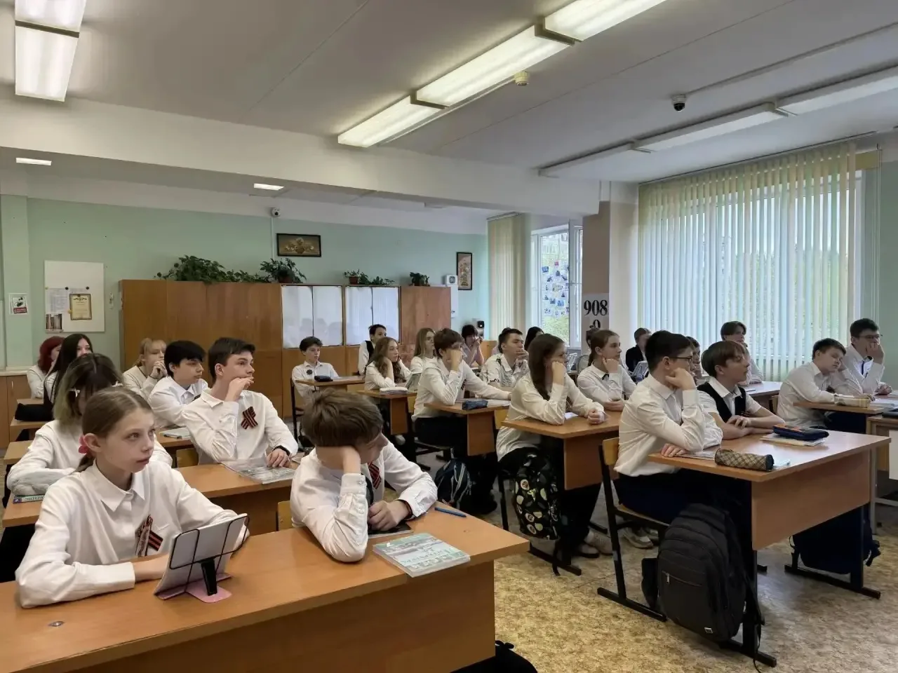 Уроки безопасности для школьников.  8 мая студенты 1 курса Подмосковного политехнического колледжа Г