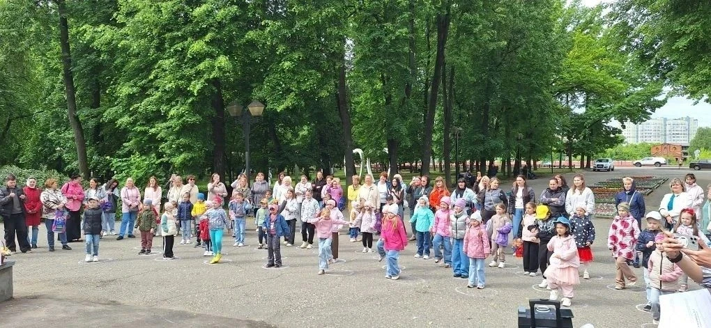 🎨 Мир без войны глазами детей

🖌️ 1 июня, в Международный день защиты детей, в сквере у цирка собр