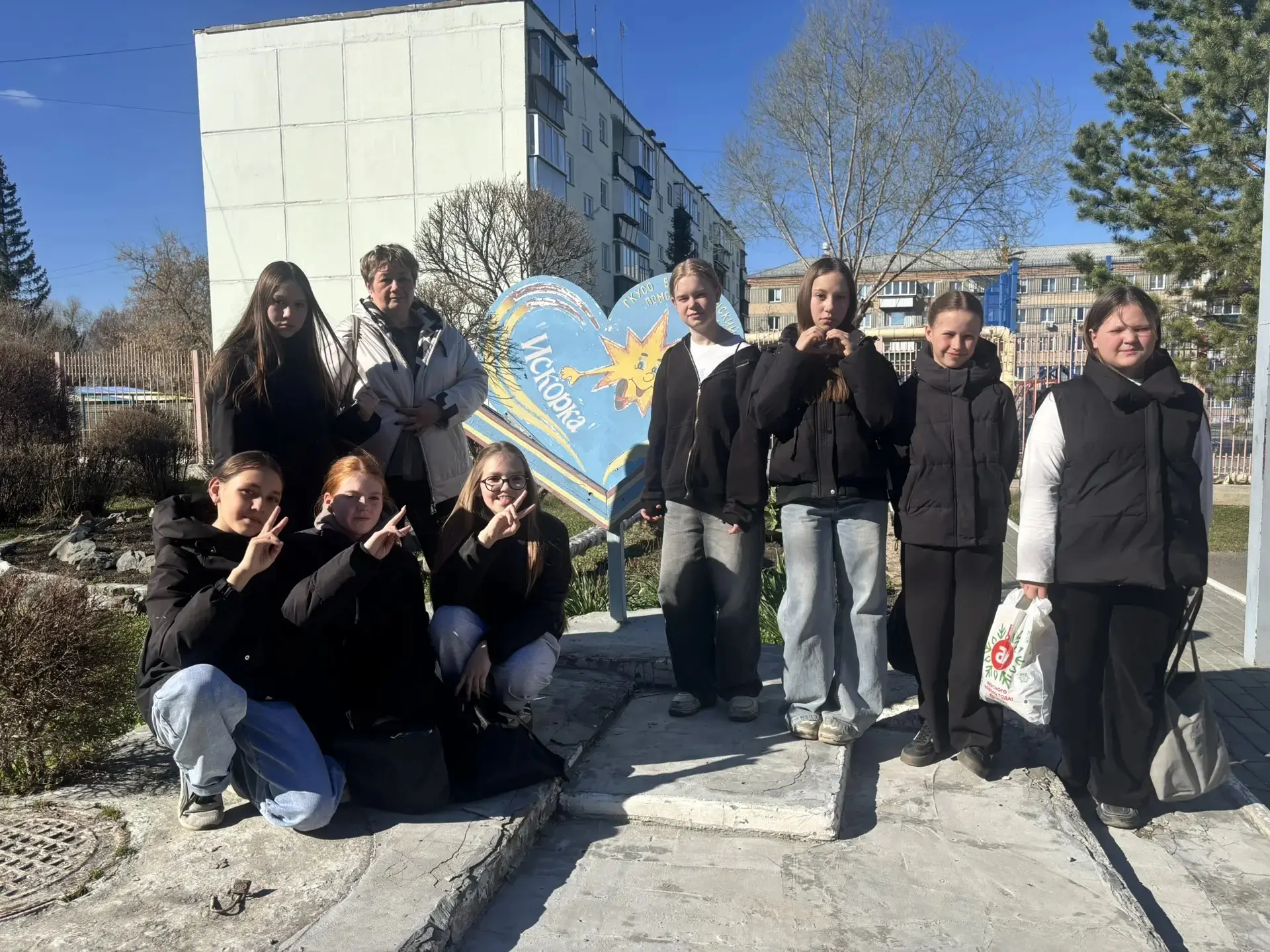 По хорошо сложившейся традиции, школьный театр "СуперДвиж " отправился в Детский центр "Искорка" пос