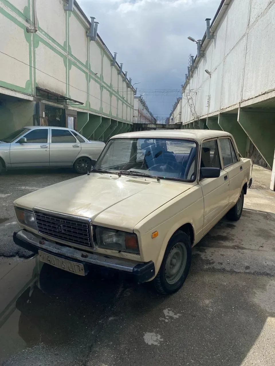 2107
Экспорт 
1986
Один владелец сср учет 
Кузов хороший минус гнилая одна ванночка 
Так дно завод 

