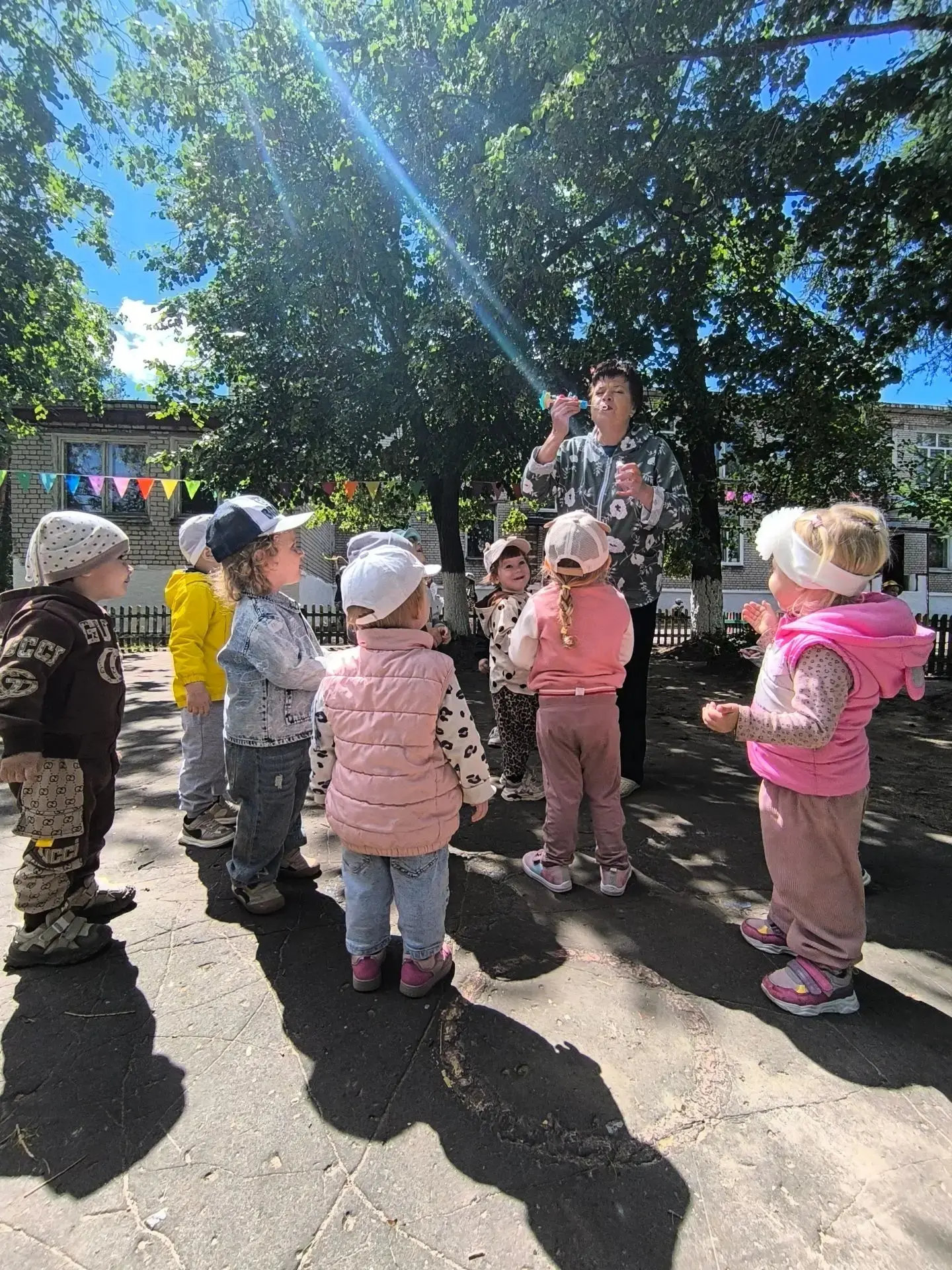 Там, на неведомых дорожках .
☀️🌼🌺🏵️🌼🌺🏵️🌼🌺🏵️🌼🌺
Ветер, солнце ,мыльные пузыри и бумажные са