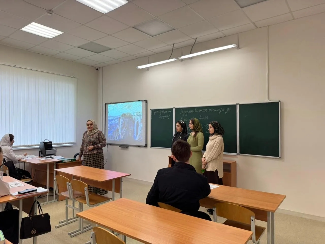 🎓 Профориентация в МБОУ «Гимназия №3» г. Грозного  9 декабря представители кафедры «Экономика и экон