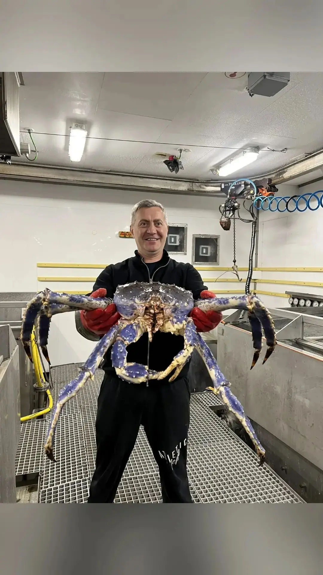 Смотрите какого краба 🦀 поймал мой друг 👍💪🚣‍♂️⚓🏴‍☠️