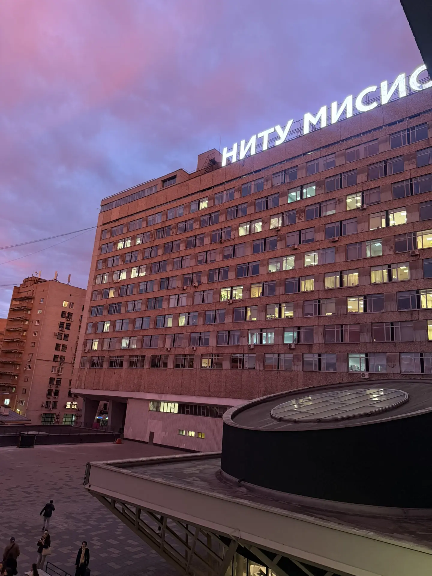 Сегодня вечером «Молодёжка» будто открыла свои сохраненки в вк 🪄