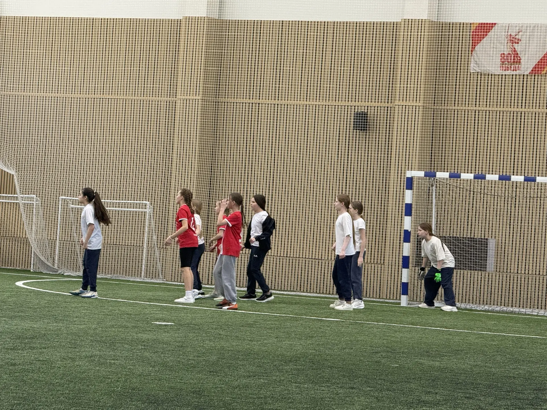👧🏽⚽️  Сегодня команды 5а, 6а и 6б классов отправились покорять футбольные поля! 🏆  А пока ждали свой