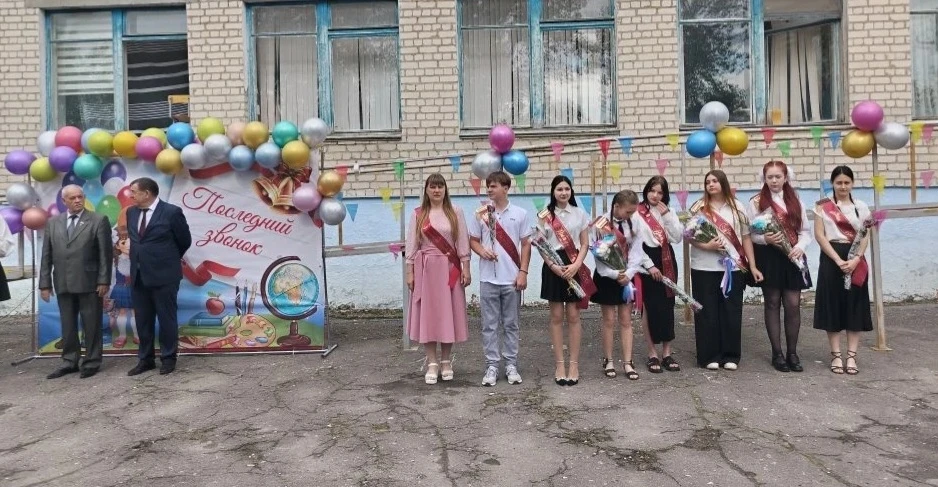 Последний звонок в нашей школе прошел трогательно, красиво, навсегда в памяти.
Этот день стал одновр