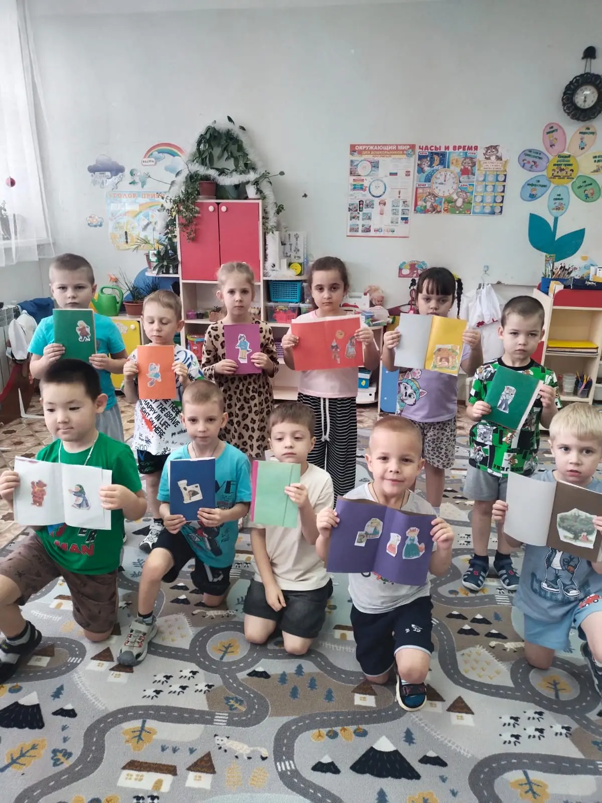 Наши ребята старшей группы погрузились в волшебный мир книг! 📚✨ Познакомились с интересными книжным