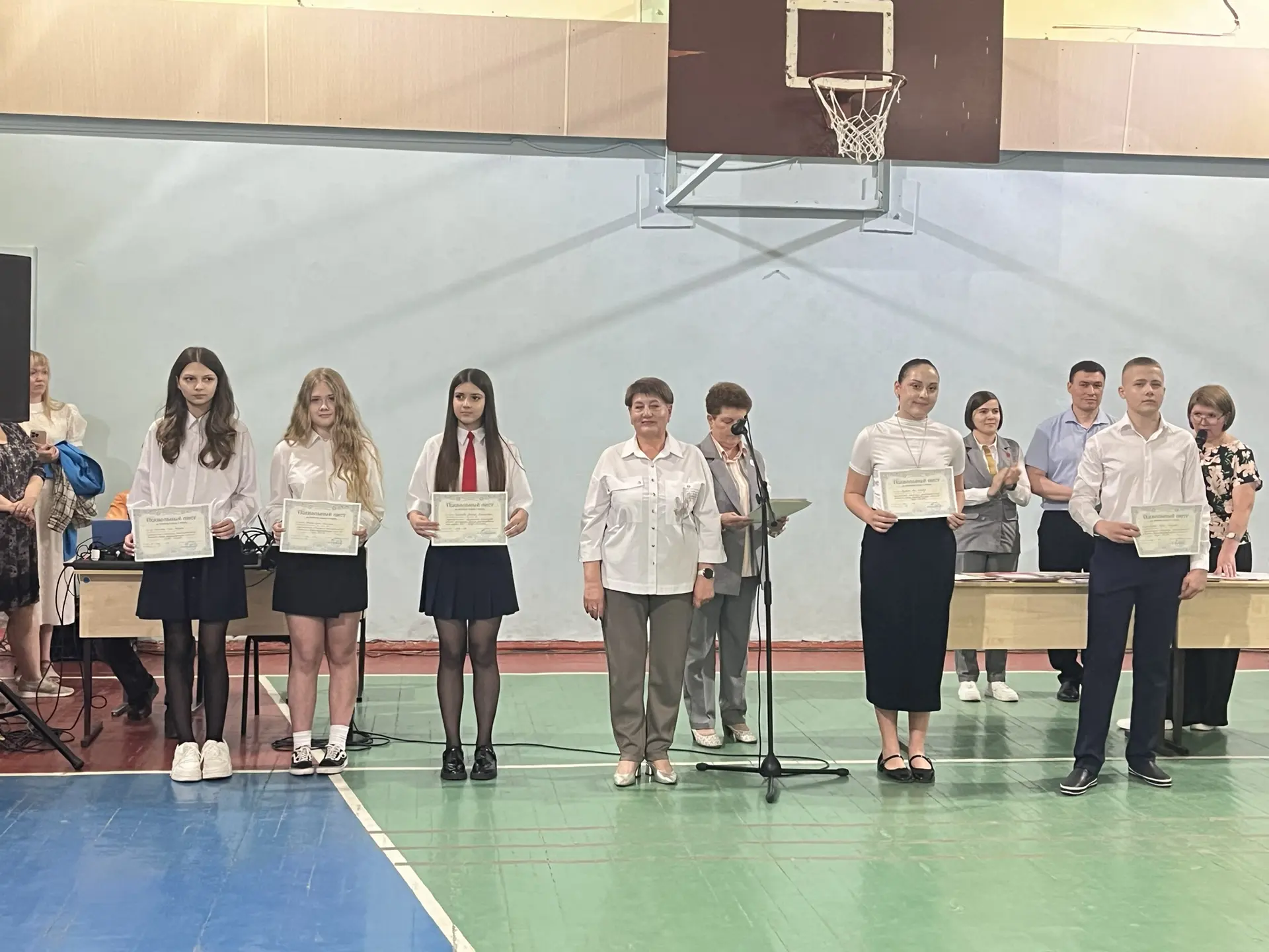 🎓✨ Сегодня в нашей школе состоялись торжественные линейки, посвященные окончанию учебного года для у