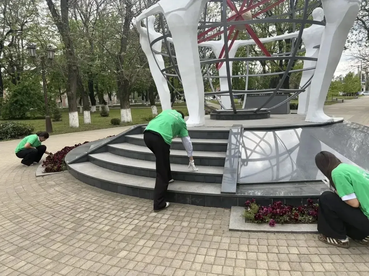 🕯 Волонтёры нашей школы почтили память героев Чернобыля  Вчера волонтёры нашей школы провели уборку 