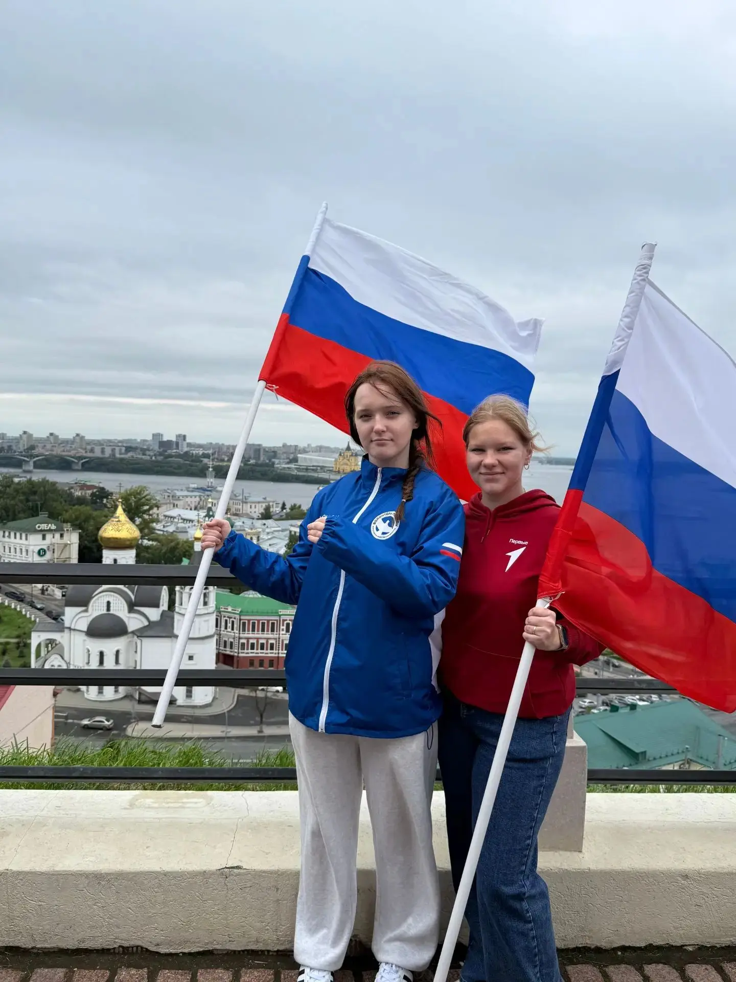 🇷🇺 В преддверии Дня Государственного флага России активисты Движения Первых вместе с ...