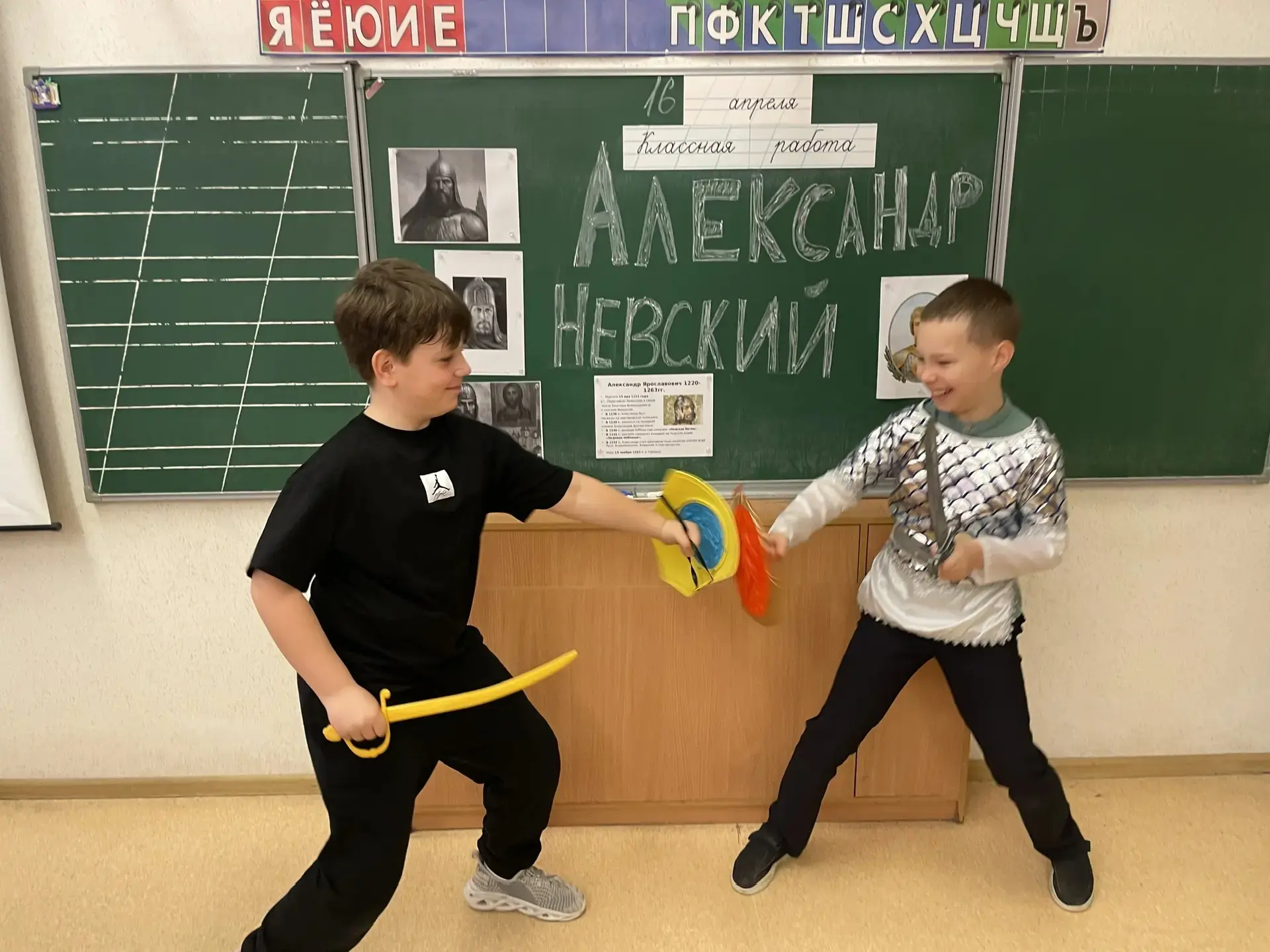 ⚔️ 4И: исторический поединок, посвящённый Александру Невскому  В 4И классе прошёл необычный историче