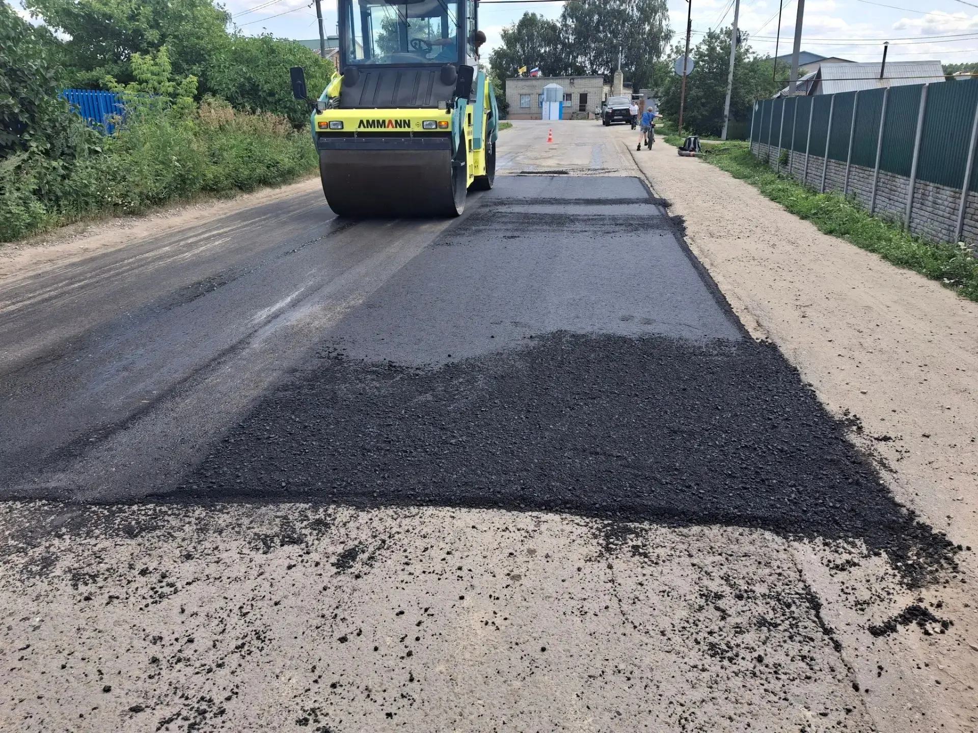Администрация сельсовета проводит работы по мелкоямочному ремонту на участке автодороги по ул. Дорож