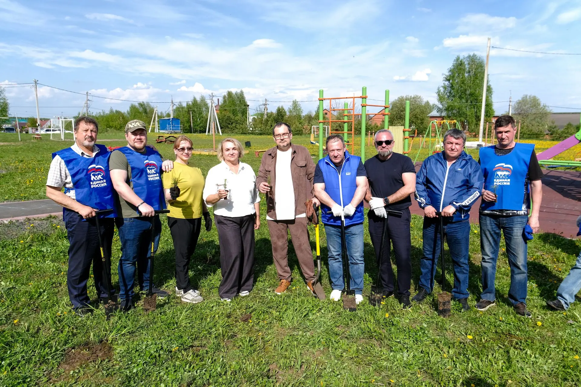 😊 С заботой о будущих поколениях

🌲 Накануне в рамках экологической акции по озеленению города деп